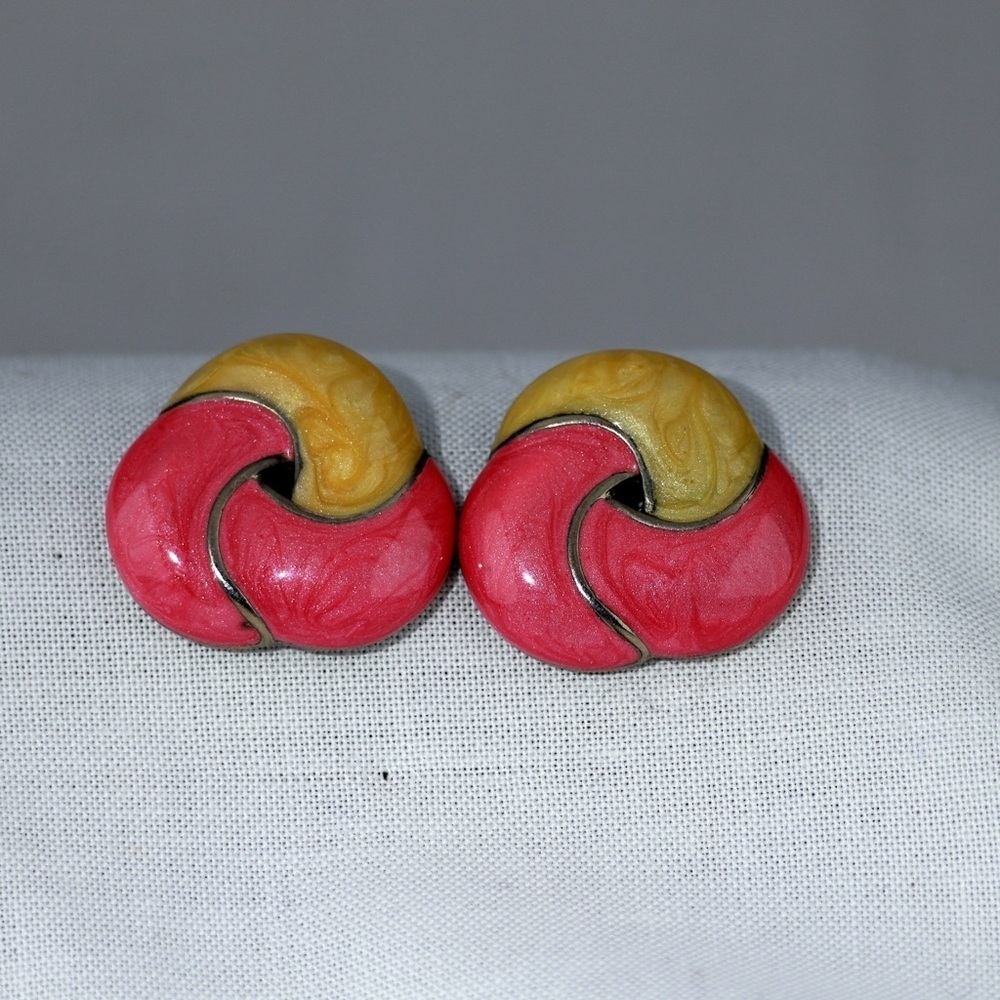 Vintage Pink & Tan Enamel Swirl Earrings – Retro Studs
